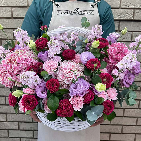 Корзина с гортензиями, эустомами, георгинами