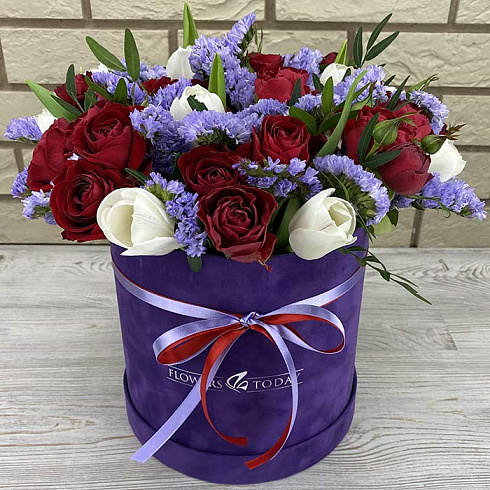 Розы, тюльпаны и статица в коробке