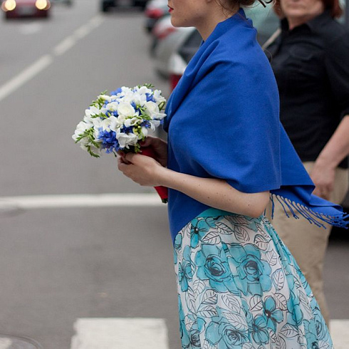 Свадебный букет из фрезий и васильков