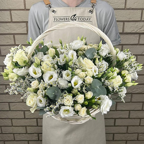 Корзина эустом, роз и лимнониума