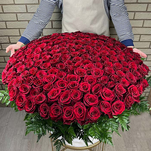 201 роза с крупным бутоном в корзине