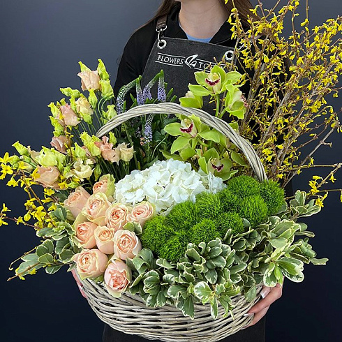 Гортензии, розы, эустомы и экзотика в корзине