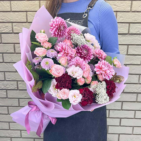 Георгины, пионовидные розы, гвоздики