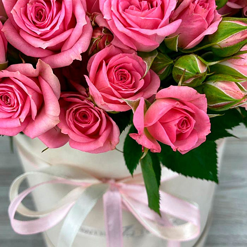 Кустовые розы в коробке