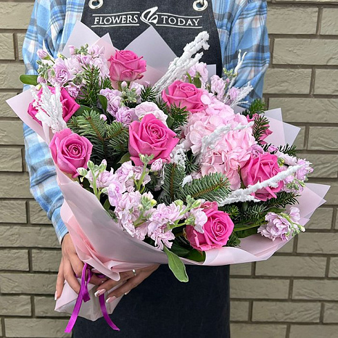 Розы, маттиолы и ель