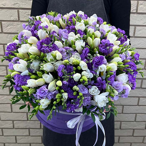 Фрезии и маттиолы в коробке