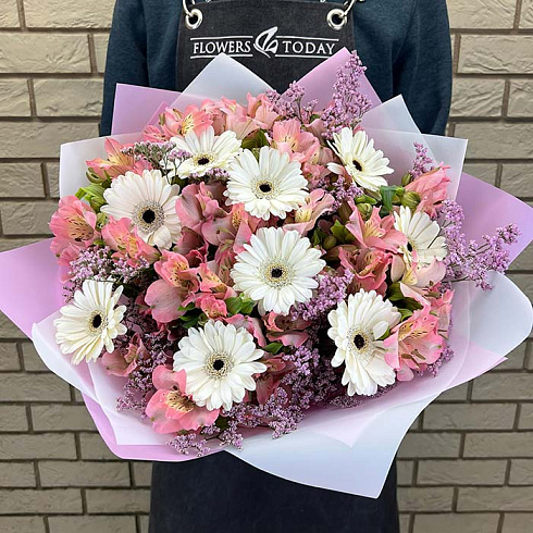 Нежный из гербер и альстромерий