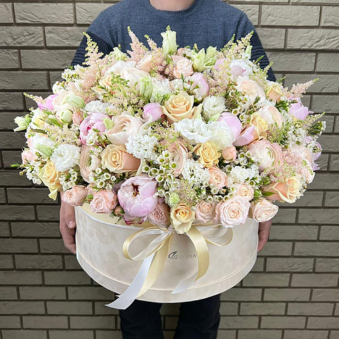 Нежная коробка из пионов, ранункулюсов, роз