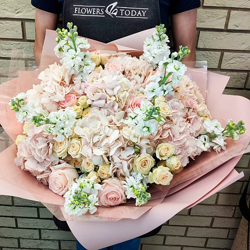 Гортензии, маттиола, розы