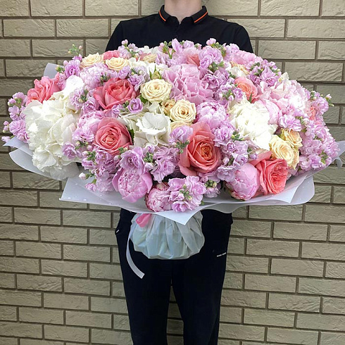 Пионы, пионовидные розы, маттиолы, гортензии