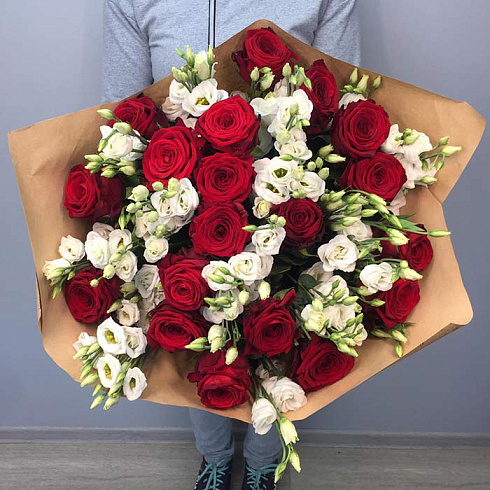 Розы и эустомы в крафте