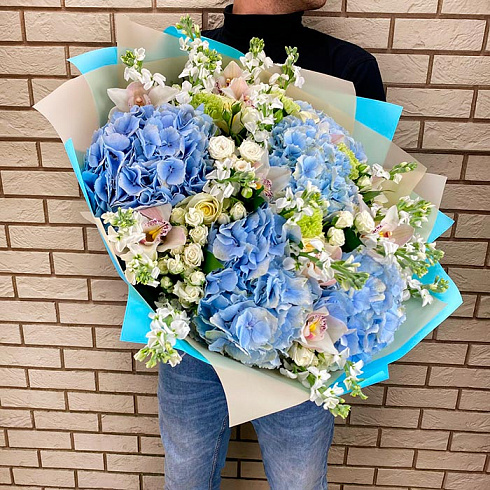 Гортензии, розы, маттиола и орхидеи