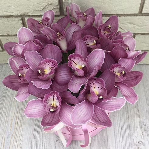 Розовые орхидеи в коробке