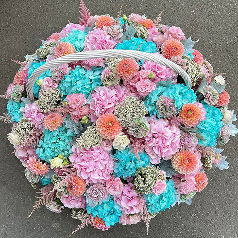 Яркая большая корзина сборная