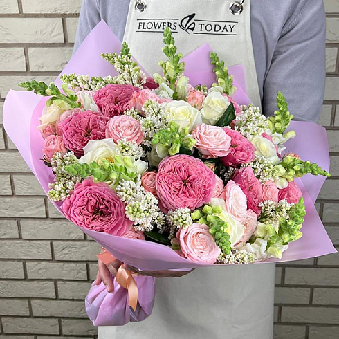 Сирень и пионовидные розы микс