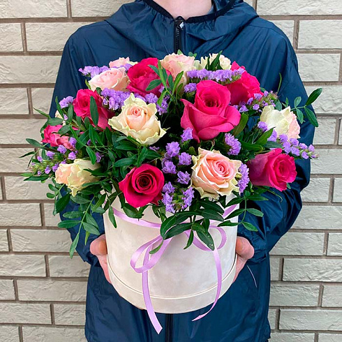 Розы микс, статица и зелень в коробке