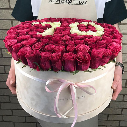 Цифры из роз в коробке