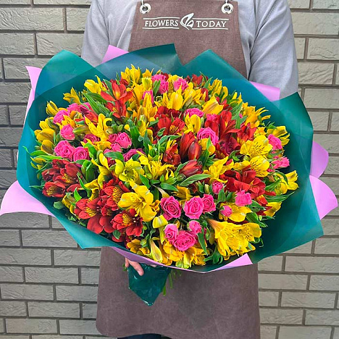 Альстромерии и кустовые розы