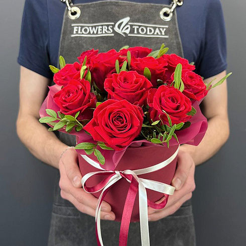 Небольшая коробка красных роз