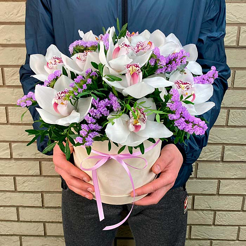 Белые орхидеи, статица и зелень в коробке