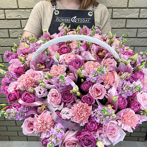 Пионовиные розы, эустомы, орхидеи, гвоздики