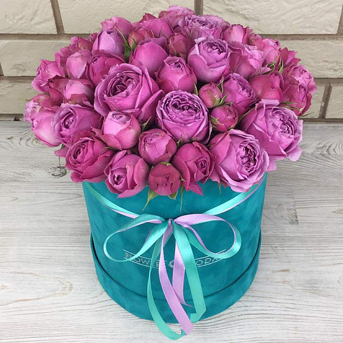 Пионовидные кустовые розы в коробке