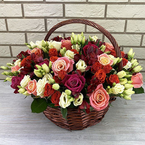 Корзина роз, эустом и альстромерий