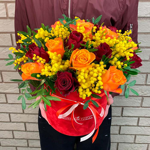 Микс из роз с мимозой в коробке