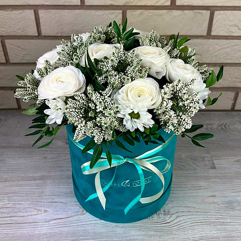 Ранункулюсы и цветы Вероника в коробке