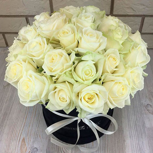 Белые розы в черной бархатной коробке