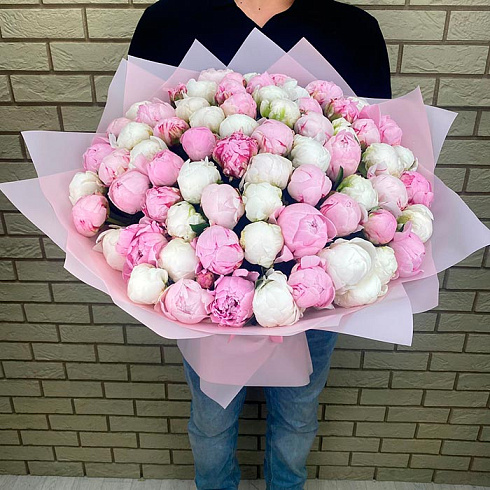 Белые и розовые пионы в дизайнерской упаковке