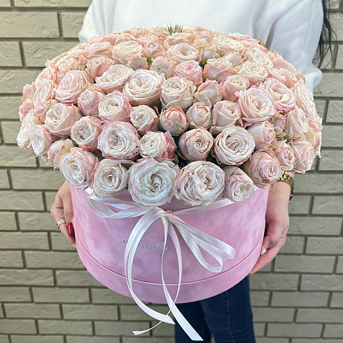 Розовые пионовидные розы в коробке