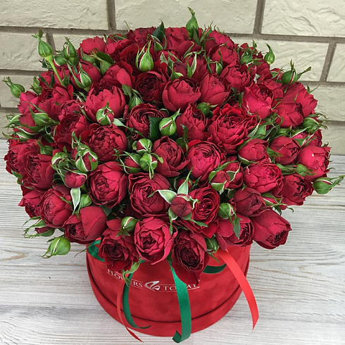 Кустовые красные розы в коробке