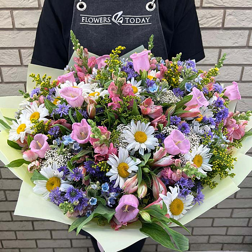 Летний из ромашек и других полевых цветов