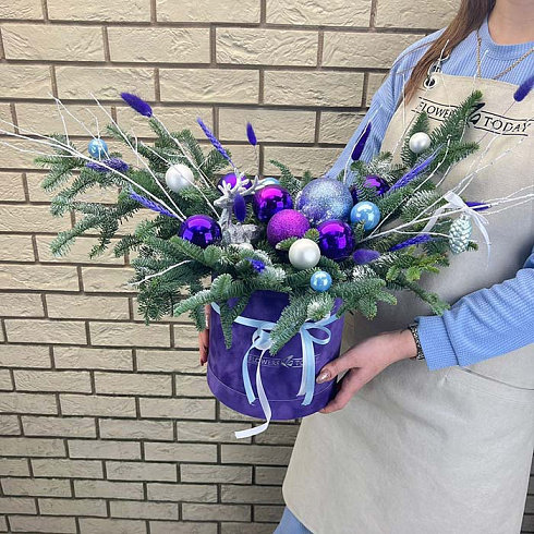 Фиолетовая композиция из ели и игрушек