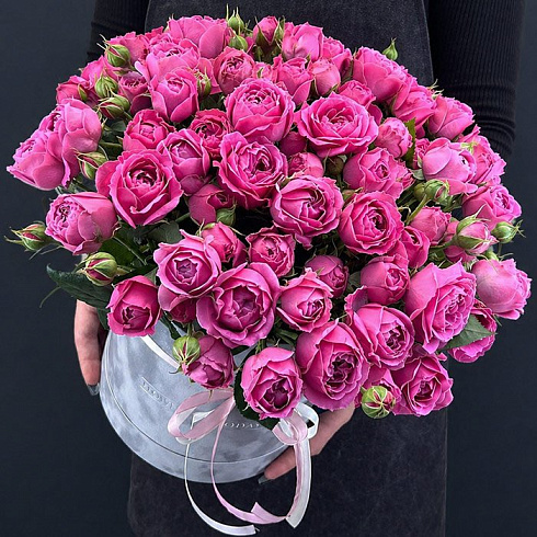 Пионовидные кустовые розы в коробке