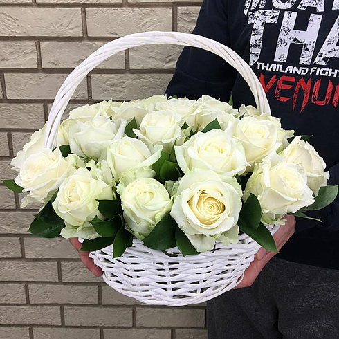 Корзинка белых роз