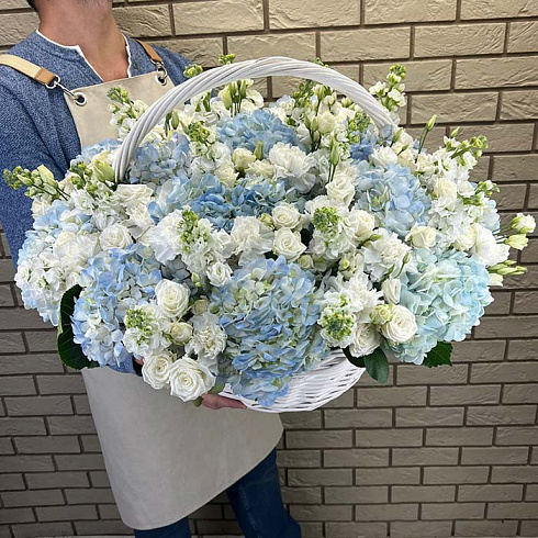 Бело голубая с эустомой и гортензией