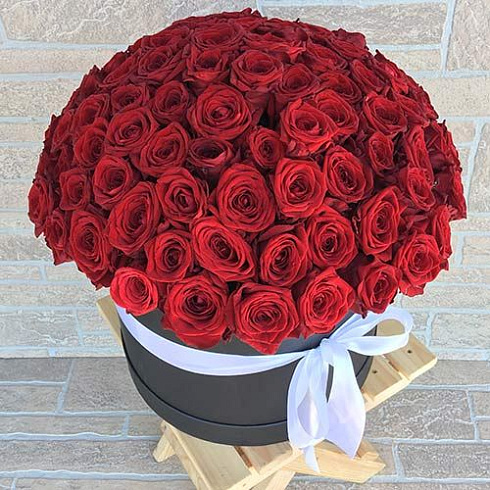 Красные розы в черной коробке