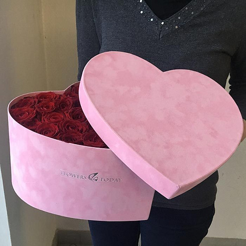 Розовое сердце и красные розы