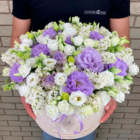 Сирень, эустома в коробке