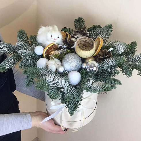 Новогодняя композиция в бежевой коробке