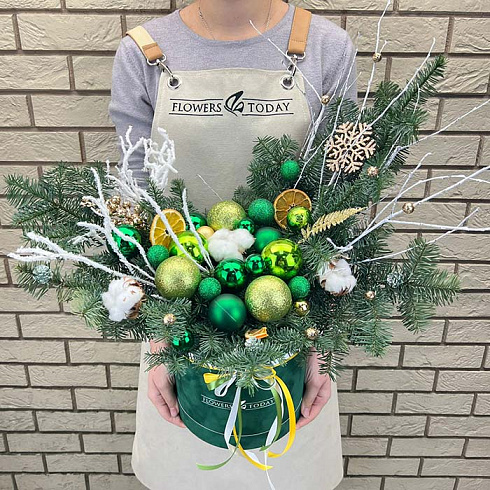 Зеленая композиция из ели и игрушек