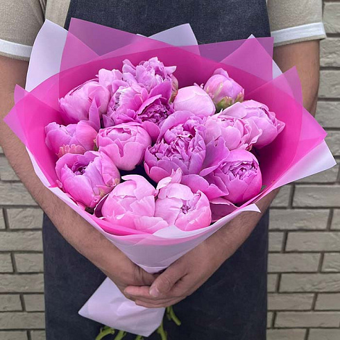 Яркие розовые пионы