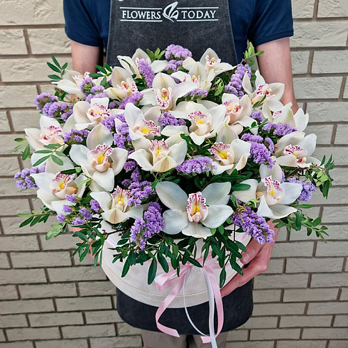 Орхидеи, статица и зелень в коробке