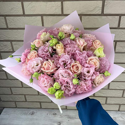 Нежные эустомы с розами