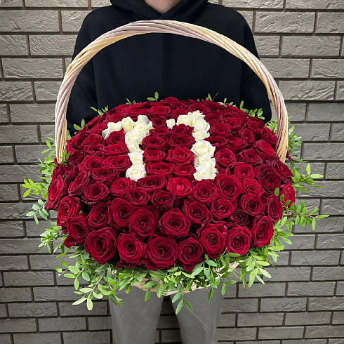 Цифры из роз в корзинке