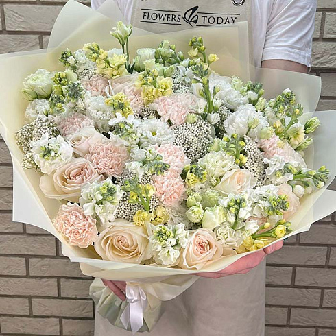 Нежный букет пионовидных роз, маттиол и гвоздик