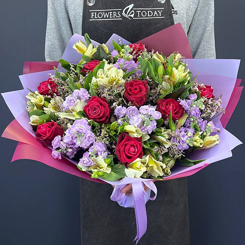 Розы, маттиола и альстромерия