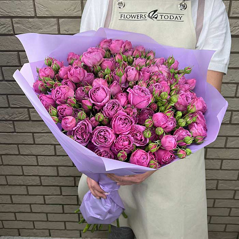 Кустовые пионовидные розы в дизайнерской плёнке